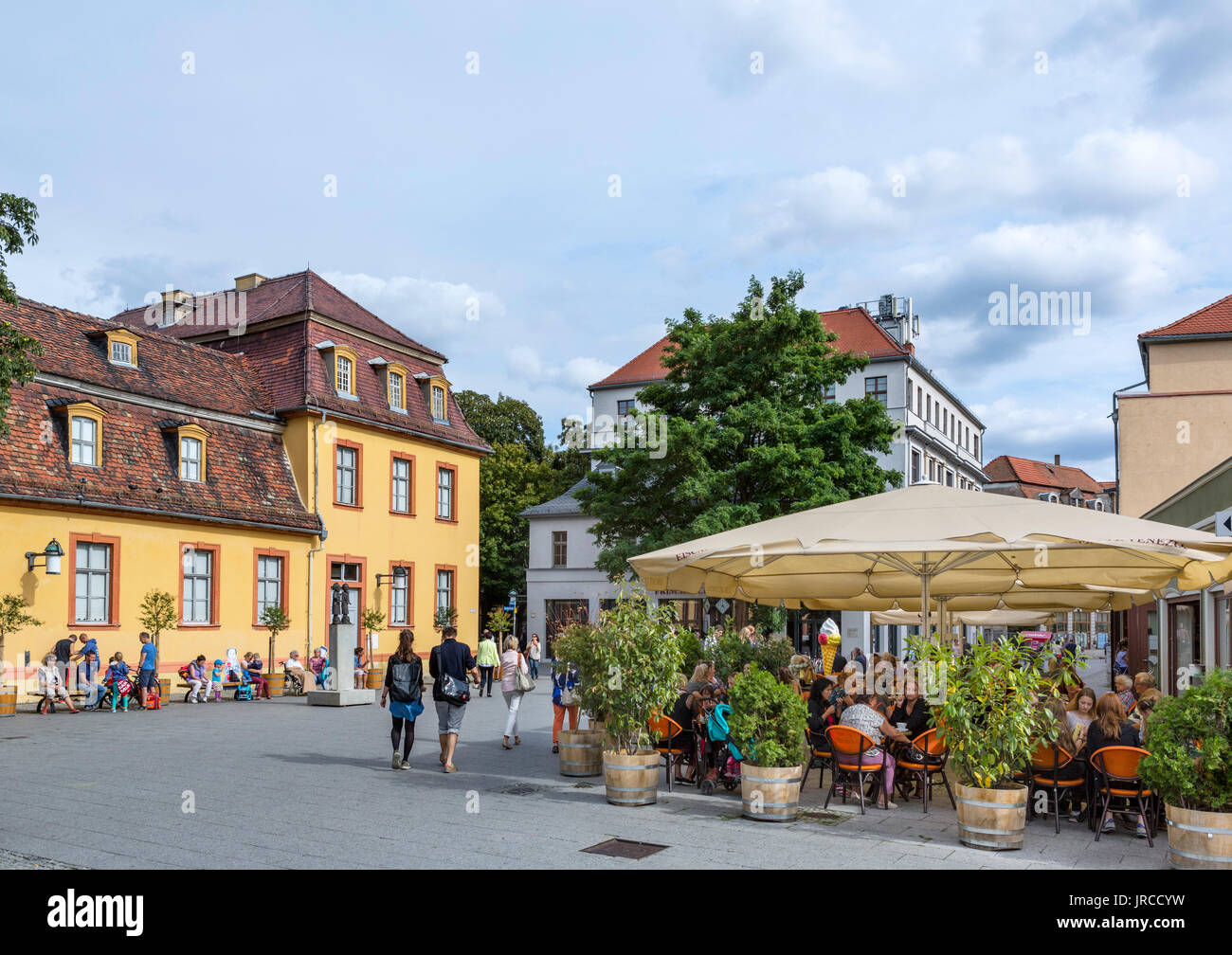 Cafe su Theaterplatz nella città vecchia con il Wittumspalais a sinistra, Weimar, Turingia, Germania Foto Stock