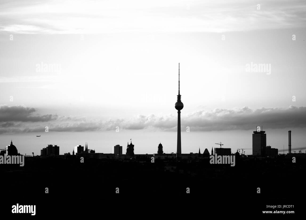 In bianco e nero di Berlino della città con la torre della televisione che domina la scena, astratto di Berlino città al crepuscolo in serata durante il 2017, Berlino, Germania Foto Stock