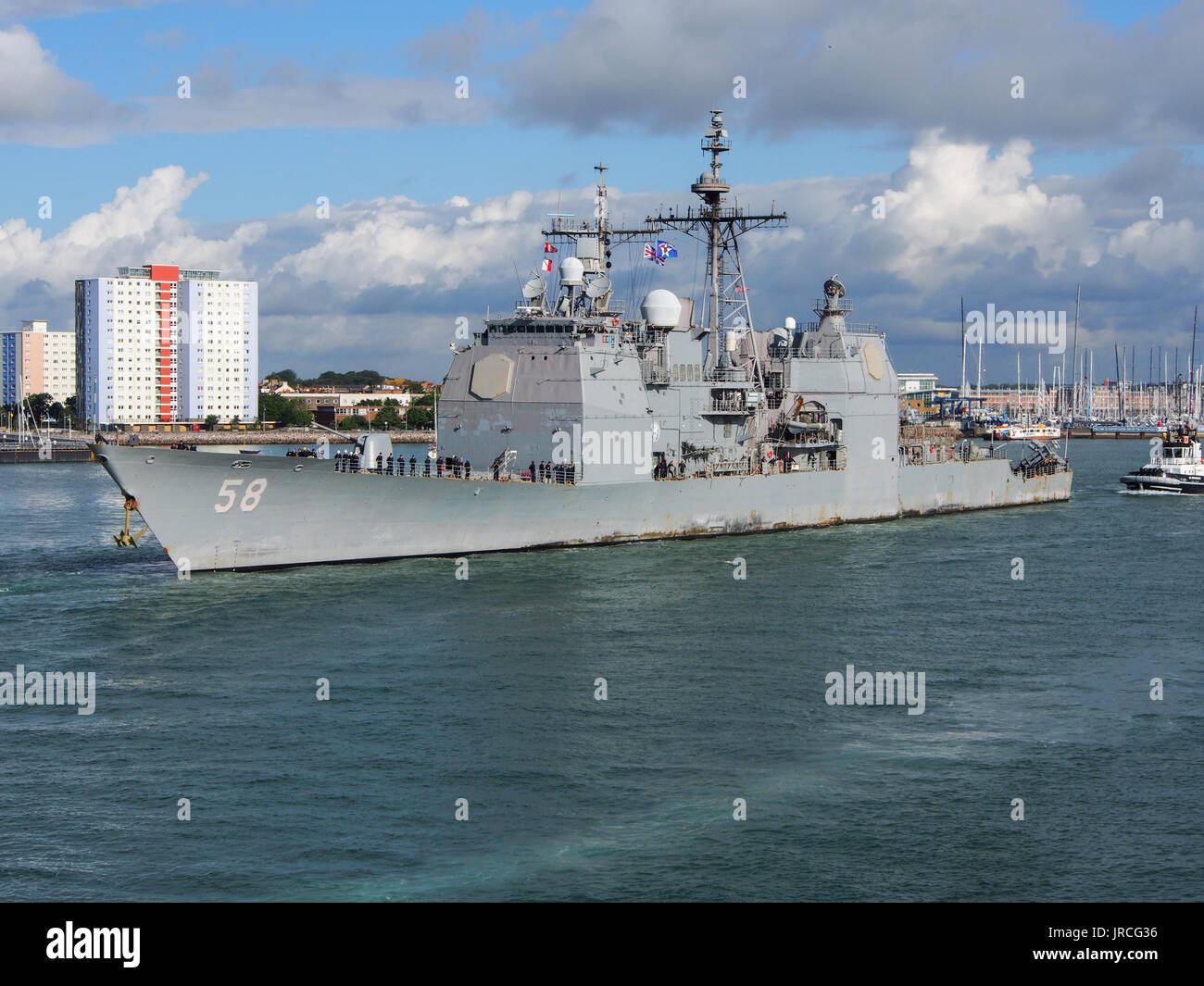 La USS Philippine sea vele nel Solent da Portsmouth Porto, Inghilterra. Foto Stock