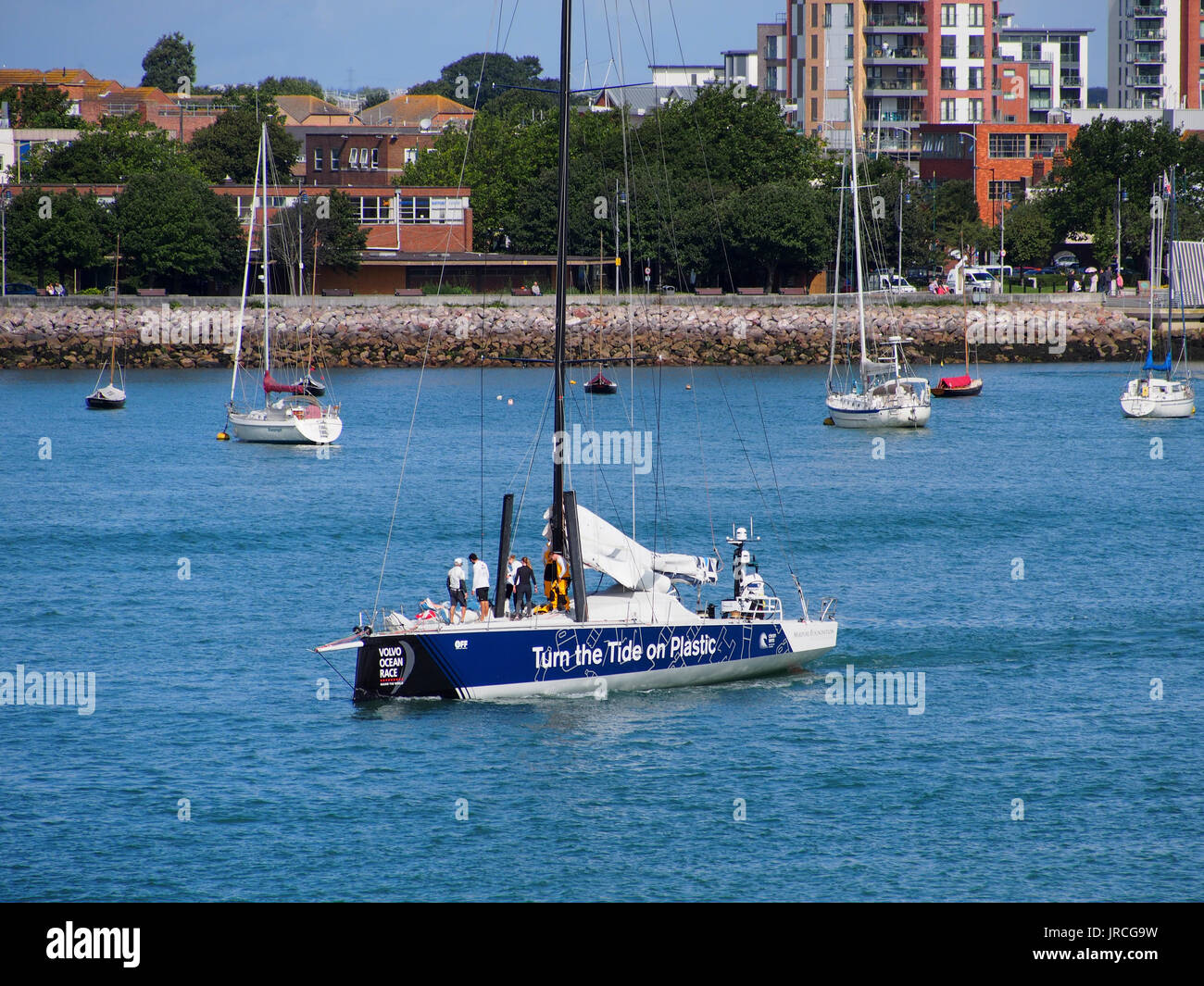 Lo yacht del team 'Girare la marea sulla plastica' preparazione per la Volvo Ocean race in Portsmouth Porto Foto Stock