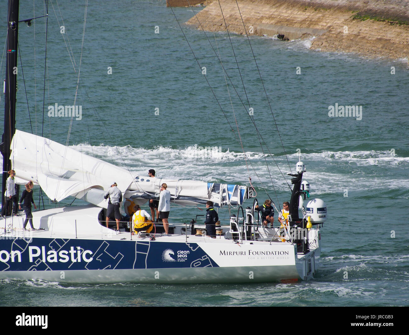 Lo yacht del team 'Girare la marea sulla plastica' preparazione per la Volvo Ocean race in Portsmouth Porto Foto Stock