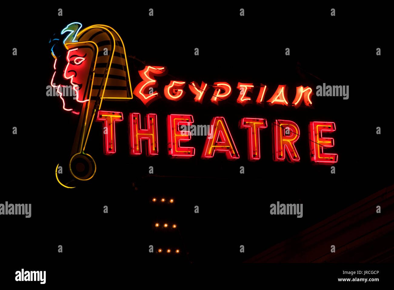 Teatro egiziano insegna al neon di notte, Coos Bay, Oregon Foto Stock
