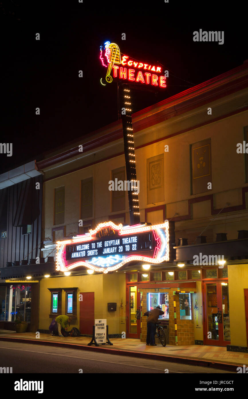 Teatro egiziano di notte, Coos Bay, Oregon Foto Stock
