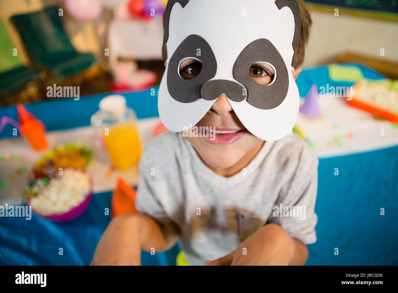 Ragazzo che finge di essere un cane durante la festa di compleanno a casa Foto Stock