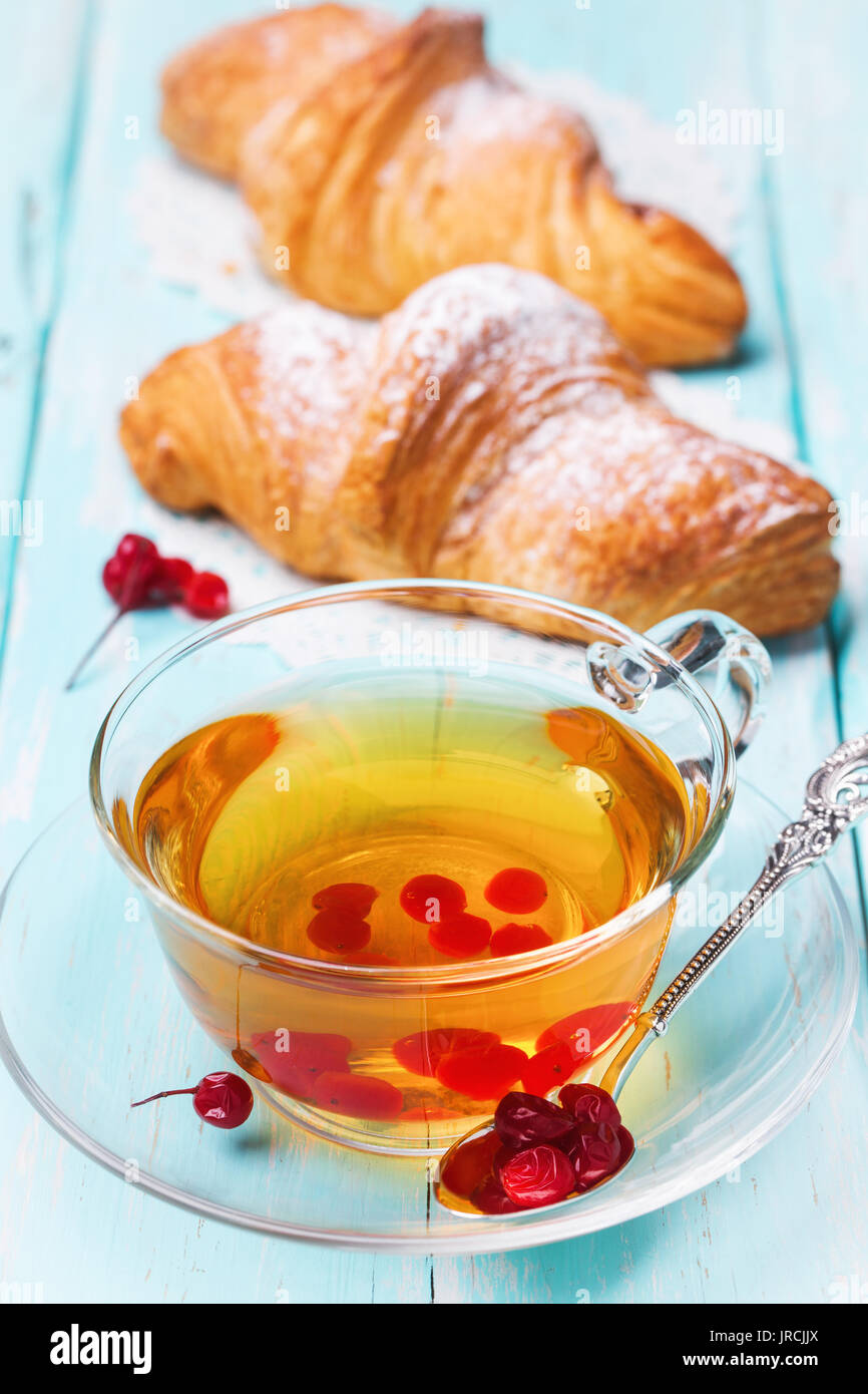 Tè con bacche di un viburno-rose e cornetti freschi Foto Stock