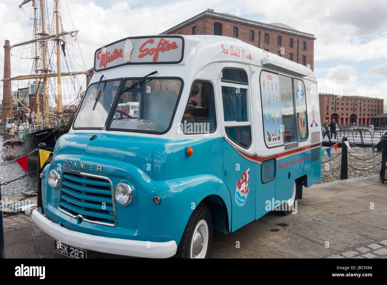 Un tradizionale Mr Softee ice-cream van di Albert Dock di Liverpool Foto Stock