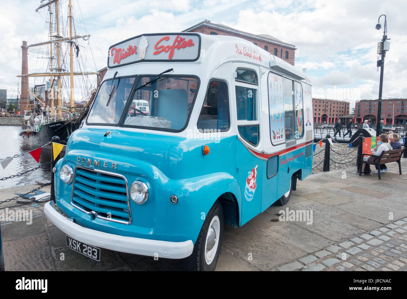Un tradizionale Mr Softee ice-cream van di Albert Dock di Liverpool Foto Stock