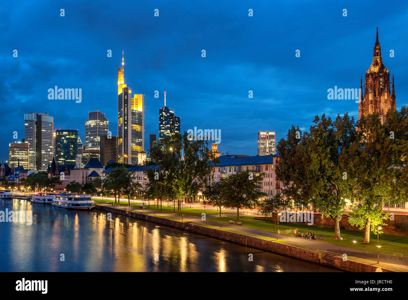 Cerca acorss il fiume principale di Frankfurt am Main Foto Stock