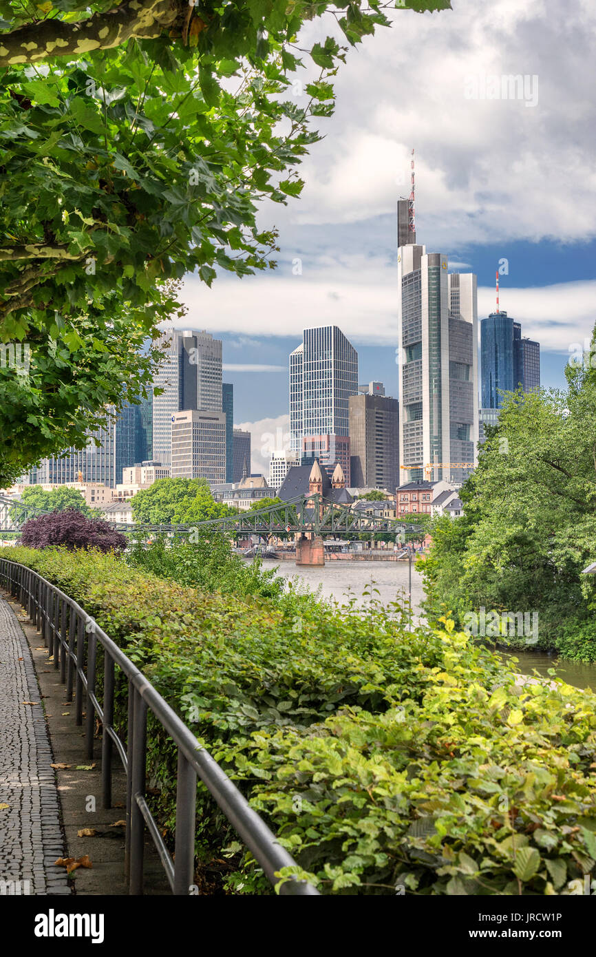 Guardando verso il CBD di Frankfurt am Main dal sentiero lungo il fiume Foto Stock