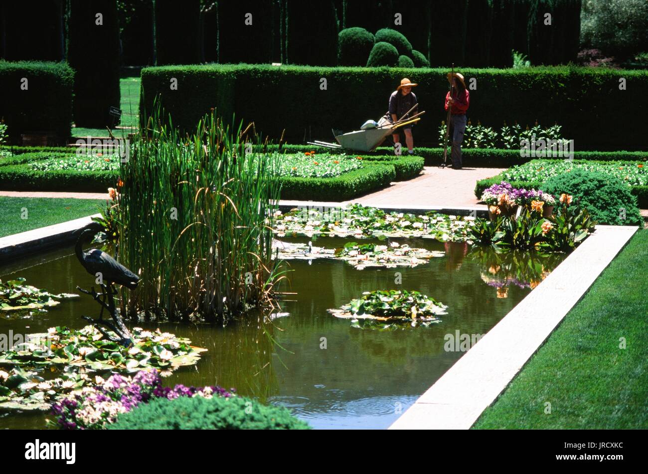 Due giardinieri tendono a Sunken Gardens a Filoli giardini, un restaurato in stile vittoriano country estate e il giardino formale di Woodside, California, 23 giugno 2017. Foto Stock