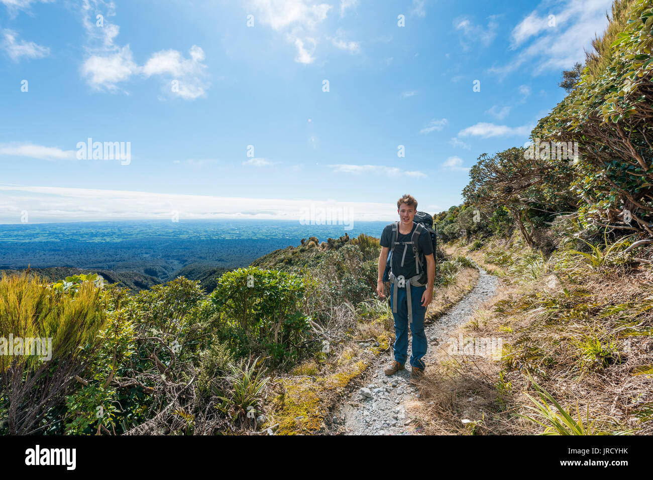 Escursionista sul sentiero escursionistico, Pouakai circuito, Egmont National Park, Taranaki, Isola del nord, Nuova Zelanda Foto Stock