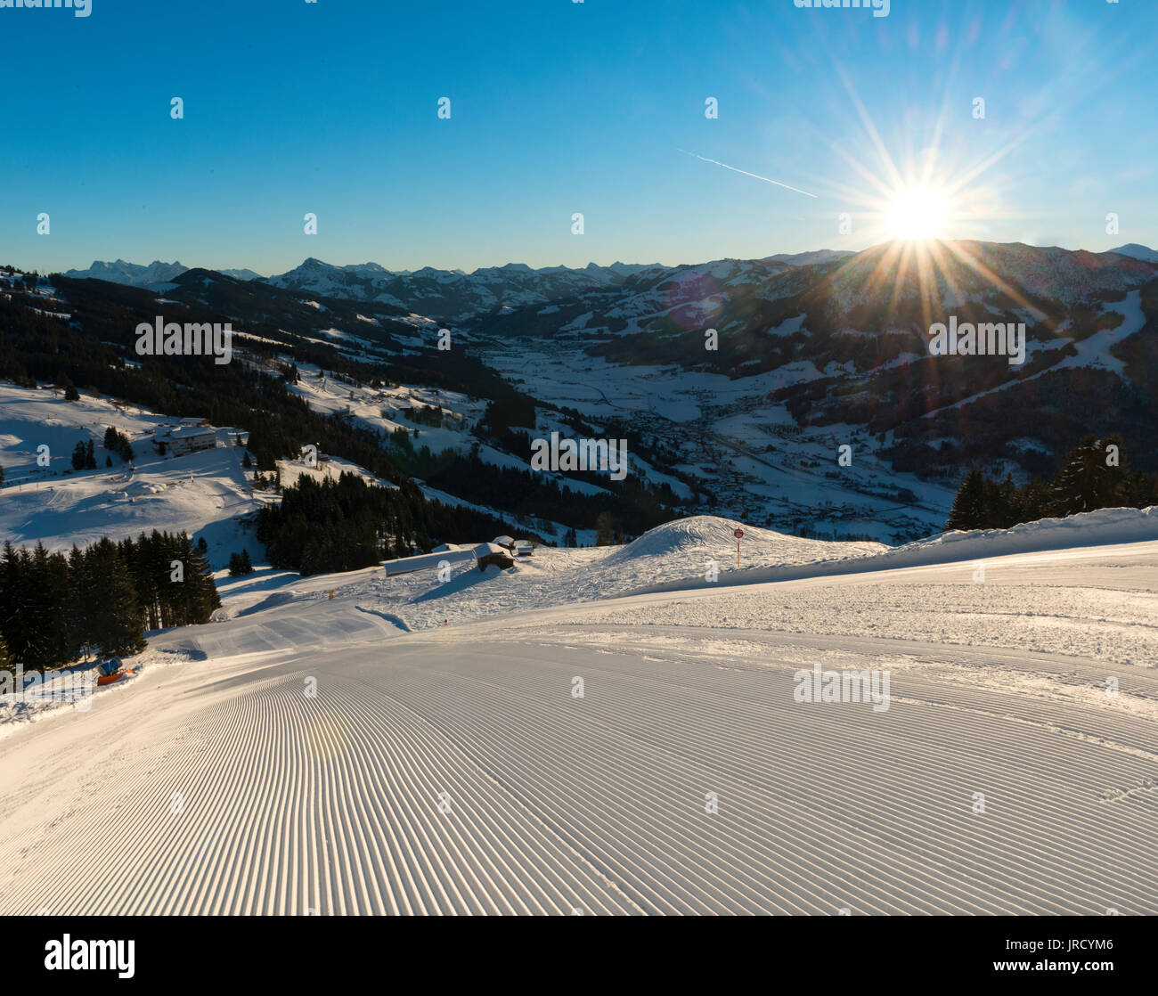 Preparate di fresco sulle piste da sci con il sole, sole di mattina, vista la Brixental, Skiwelt Wilder Kaiser-Brixental, Hochbrixen Foto Stock