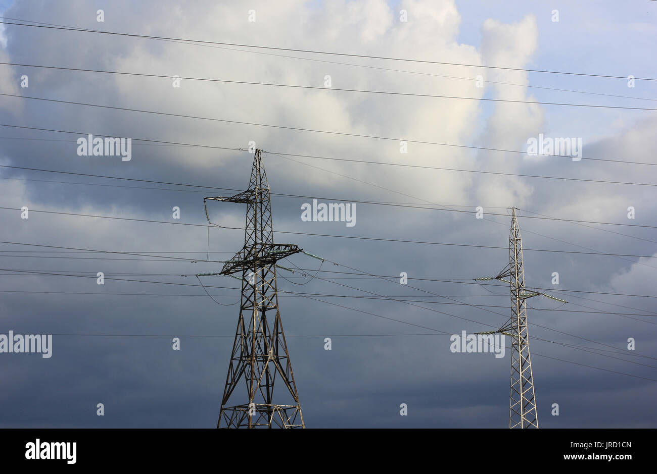 Alta tensione cavi di trasmissione su poli elettrici Foto Stock