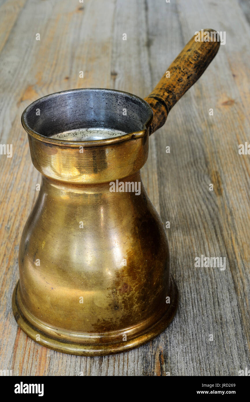 Svuotare il vecchio caffè arabo pentola su sfondo di legno Foto Stock
