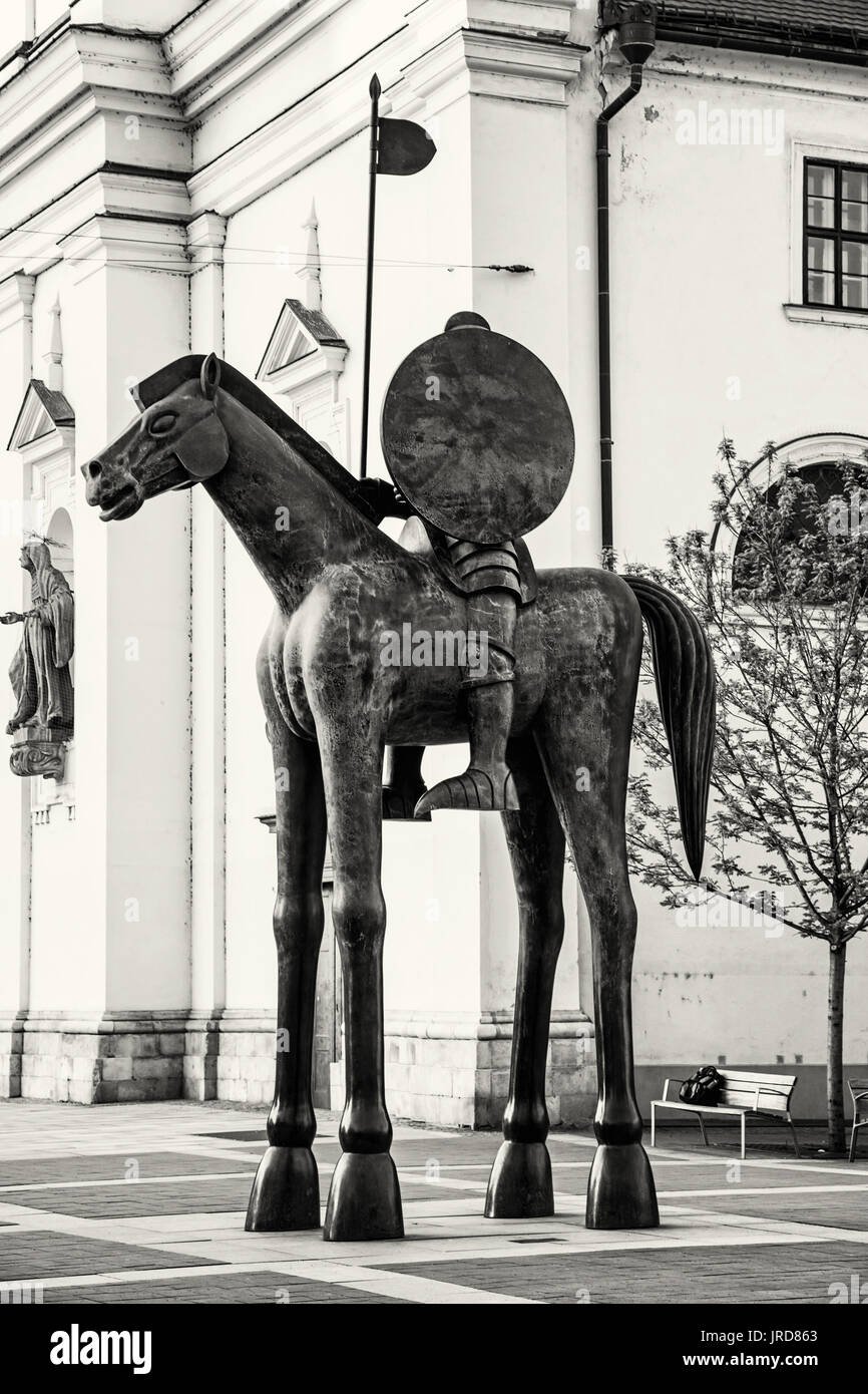 Statua equestre di margravio Jobst di Lussemburgo, Brno, Moravia Repubblica Ceca. Artistico oggetto simbolico. Foto in bianco e nero. Foto Stock