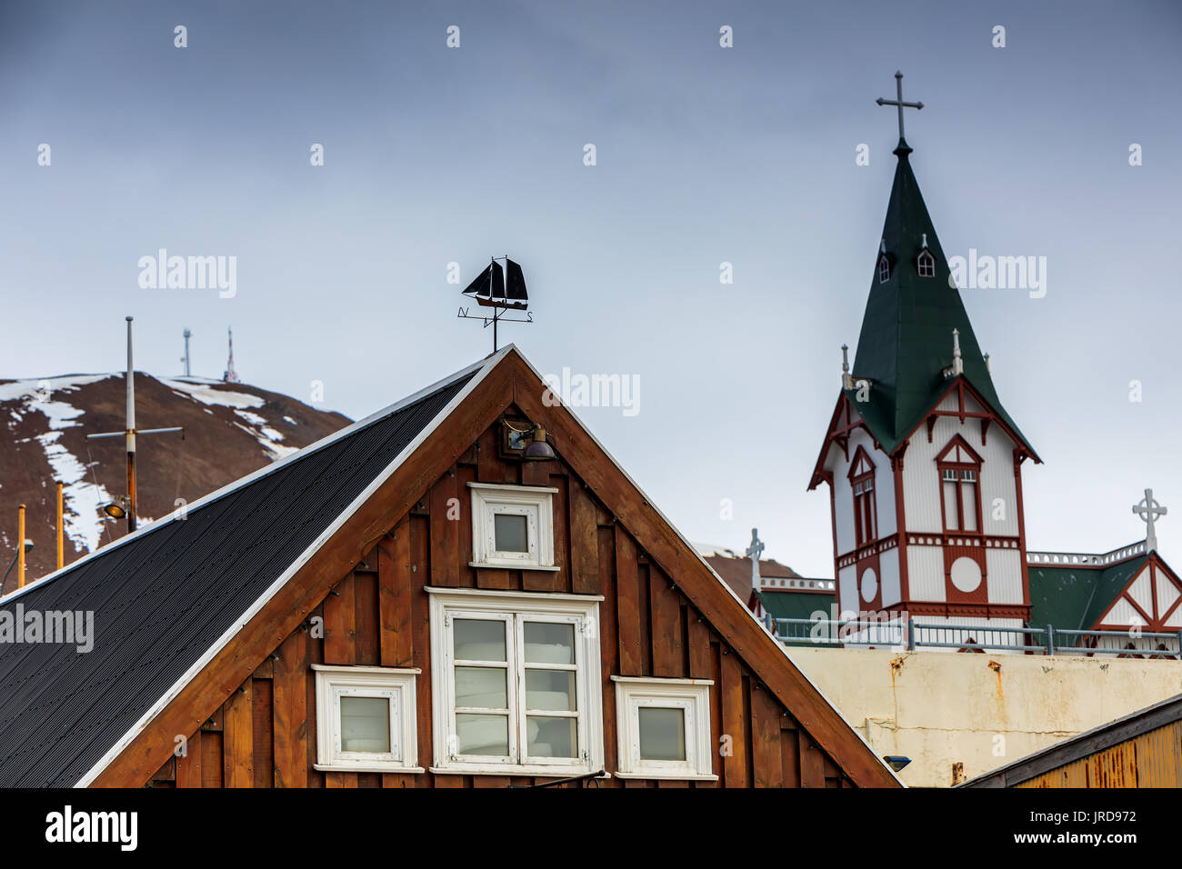 Husavik, Islanda - 29 Marzo 2017: la parte della città Husavik nel nord-ovest dell'Islanda, con in il punto principale di un bianco chiesa in legno Foto Stock