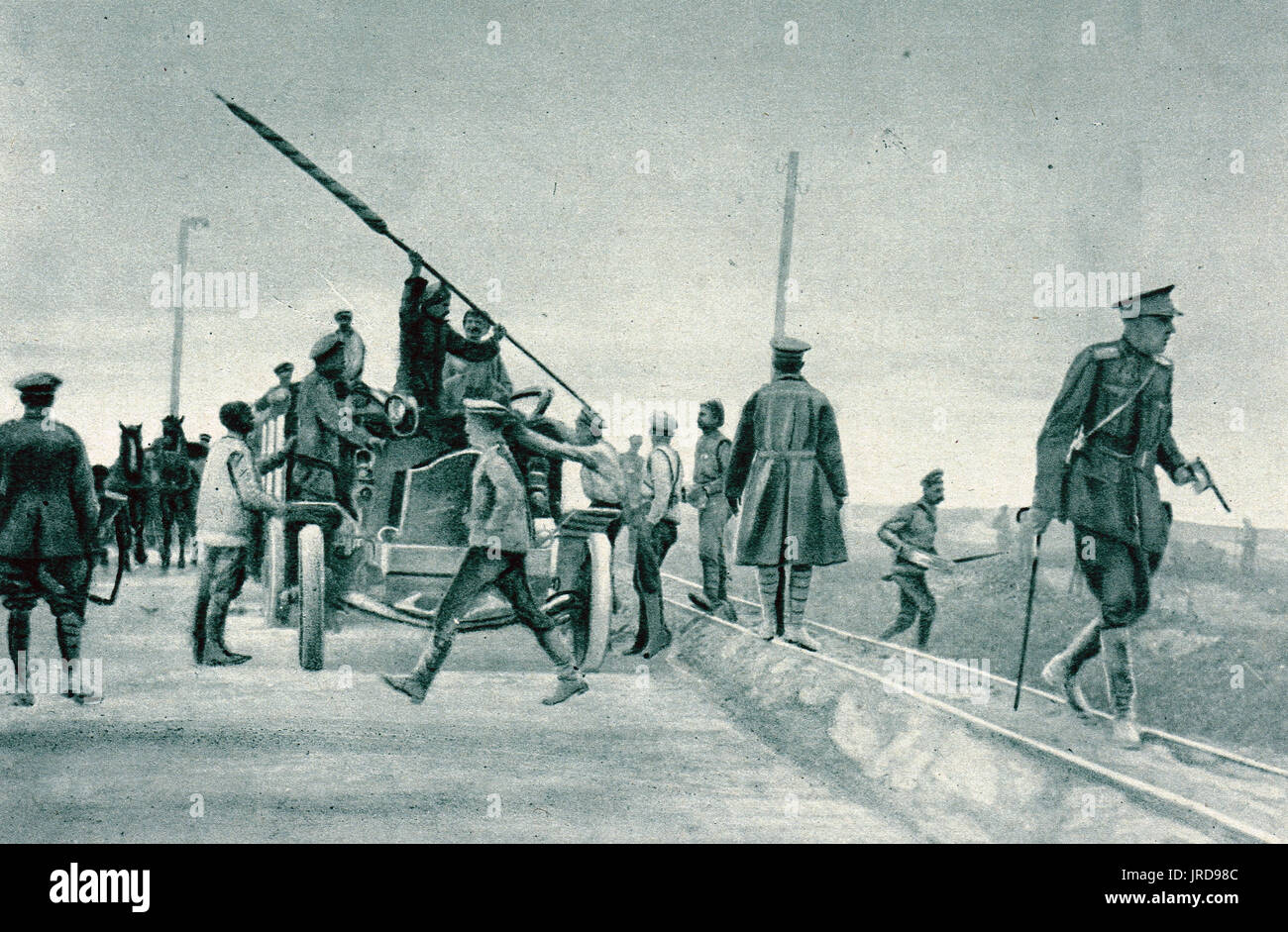 Capitano Gerrard interprete russo aiutando i disertori di arresto Foto Stock