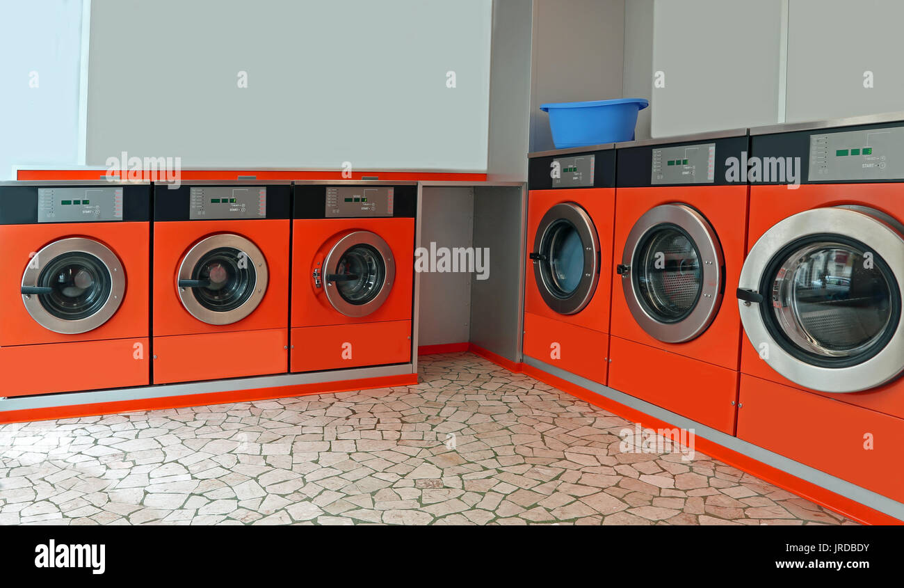 Automatico di lavanderia a gettoni con grandi oblò per il lavaggio di panni  sporchi Foto stock - Alamy