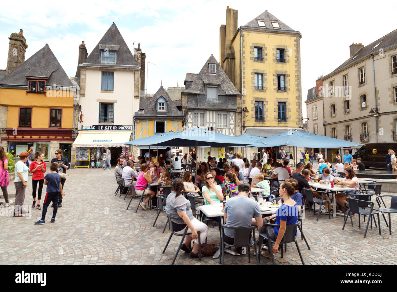 Quimper, Brittany - persone in un bar, luogo Terre au Duc, Quimper, Cornouaille, Finisterre, Bretagna Francia Foto Stock