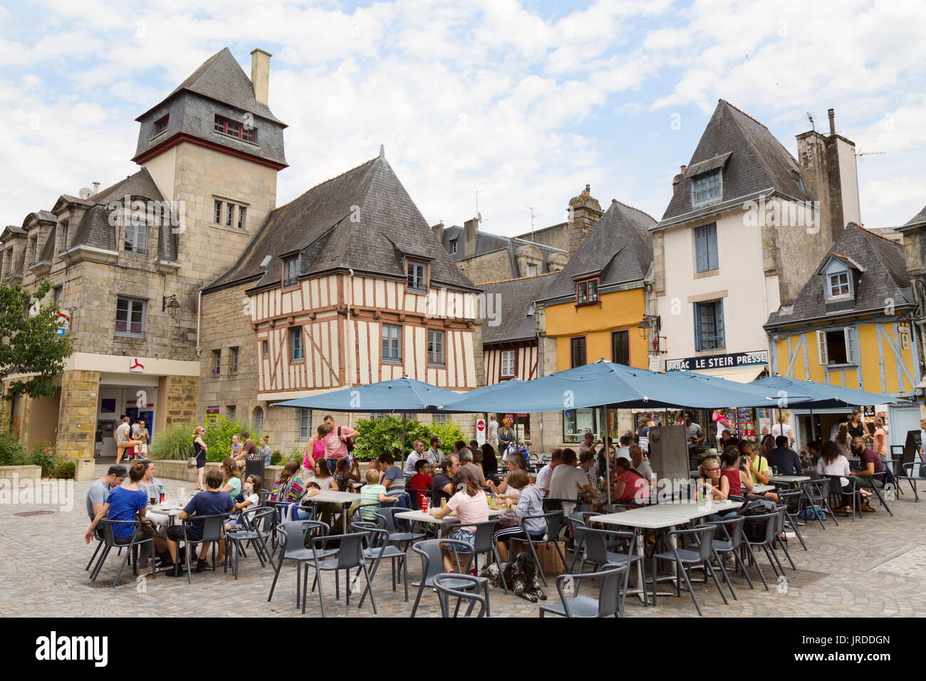 Quimper, Brittany - persone in un café francese, nel medioevo luogo Terre au Duc, Quimper, Cornouaille, Finisterre, Bretagna Francia Foto Stock