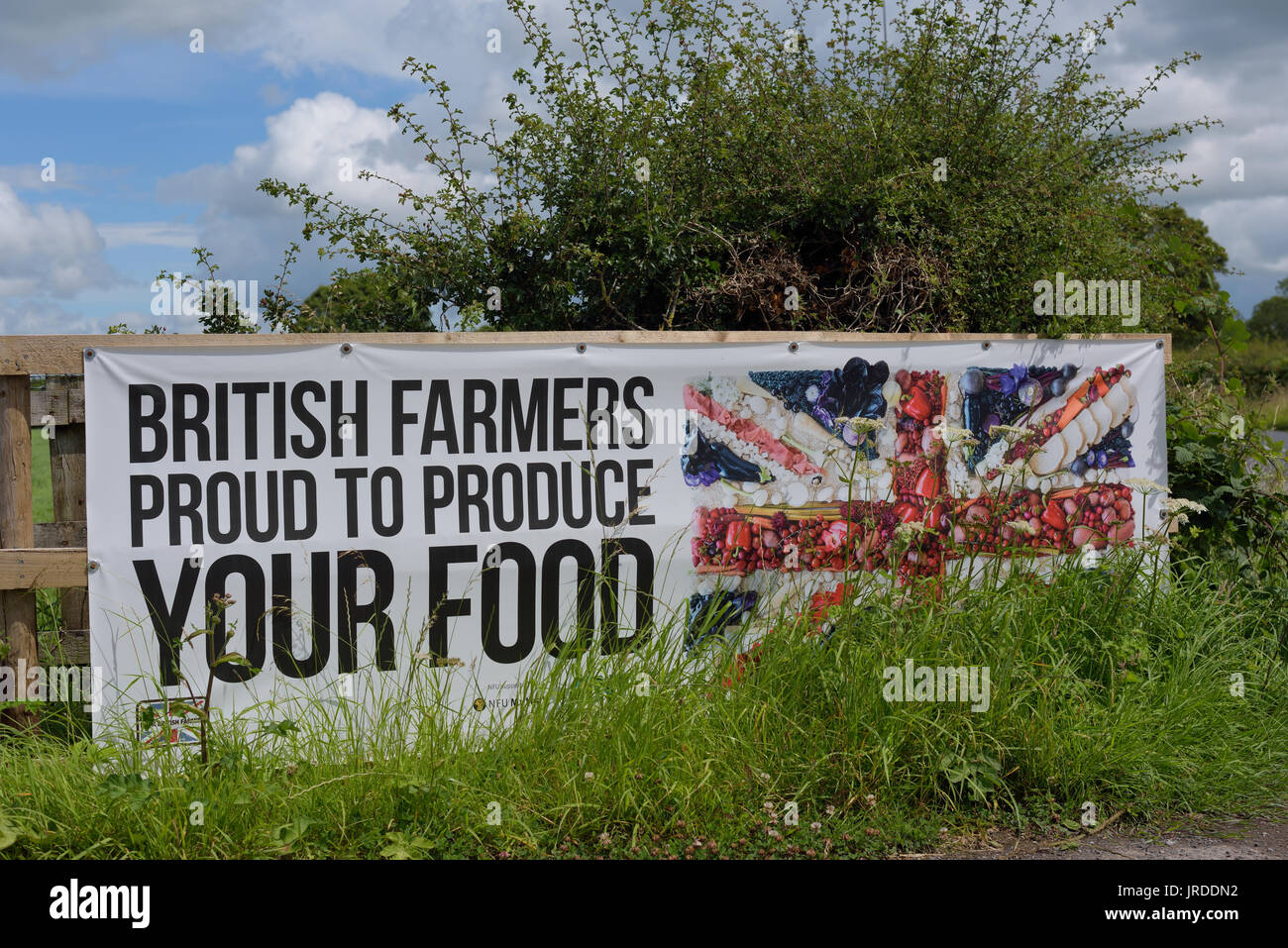 Gli agricoltori britannici orgogliosi di produrre il vostro cibo didascalia su un segno. Foto Stock