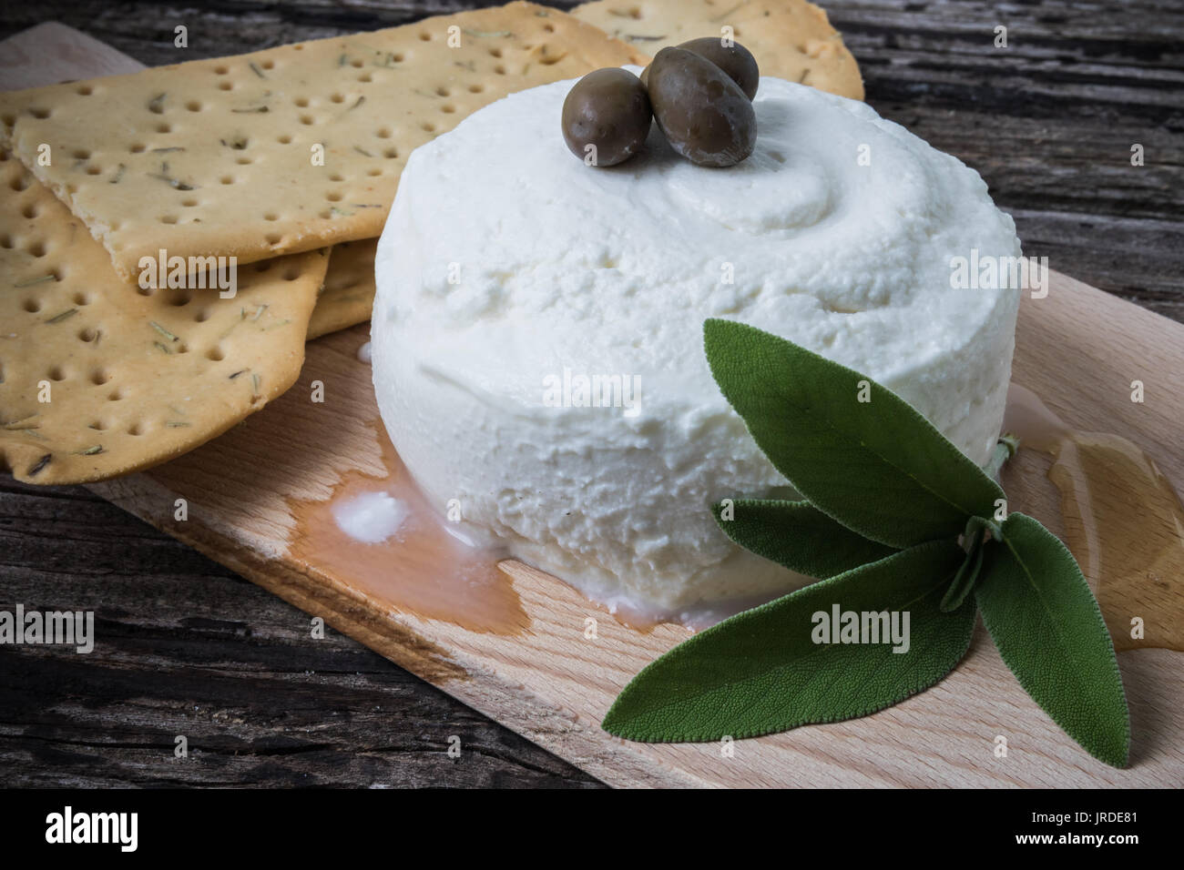 La 'prescinseua' è il formaggio delle Nazioni Unite e ha una consistenza a metà tra lo yogurt e la ricotta, l Onu ha sapore acidulo e viene utilizzata per la preparazione dei pansoti, della torta pasqualina e di quasi tutte le torte salate tipiche liguri. Ritmo delle Nazioni Unite veniva utilizzata principalmente per realizzare la celebre focaccia di Recco ma data la scarsa produzione casearia, la 'prescinsêua' nella focaccia di Recco è ormai generalmente sostituita con lo stracchino. -------------------------------- "' Prescinseua è un formaggio e ha una consistenza a metà tra lo yogurt e la ricotta, ha una Foto Stock