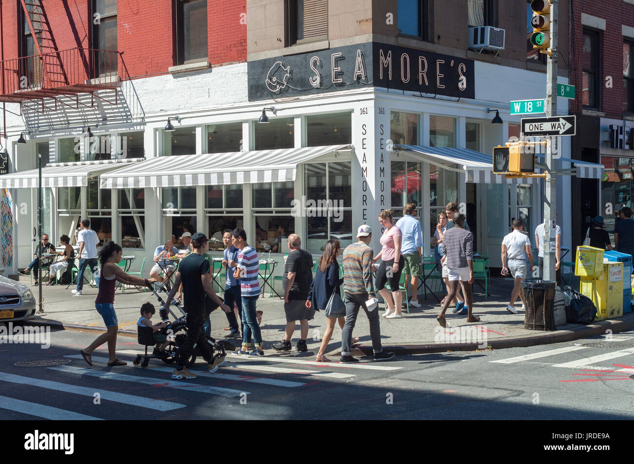 Occupato quartiere di Chelsea di New York con Seamore's Restaurant visto di Domenica, 30 luglio 2017. (© Richard B. Levine) Foto Stock