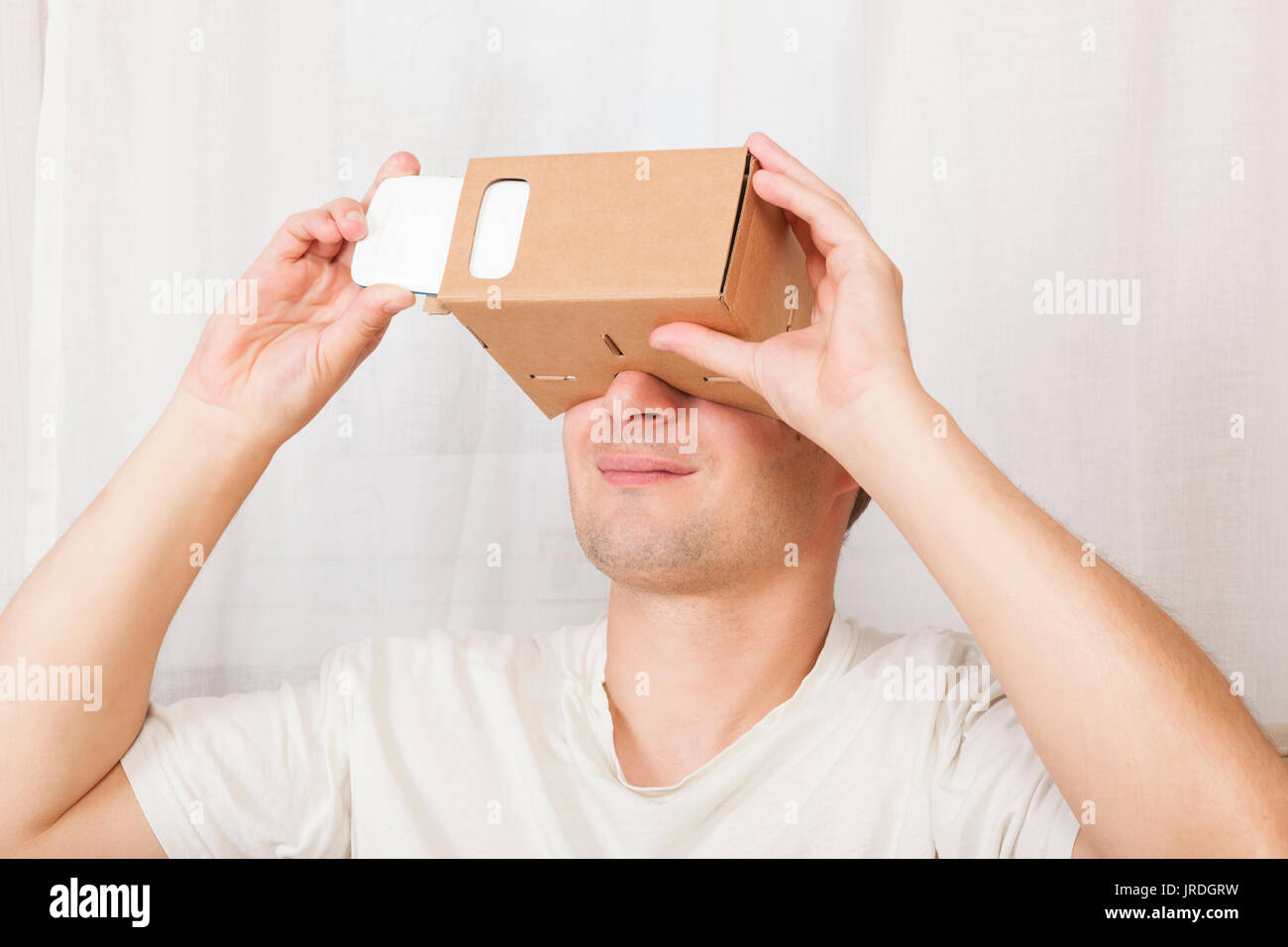Bel uomo adulto utilizzando cartone la realtà virtuale guanti di cartone. Futuro  del lavoro, realtà virtuale Foto stock - Alamy