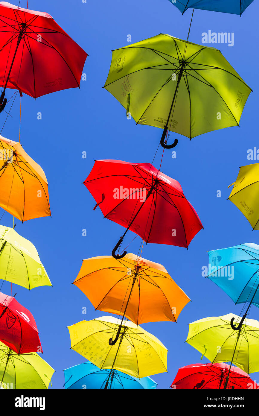 Alcuni dei duecento ombrelloni colorati nella foto appesa sopra una strada nel centro di Liverpool per sollevare la consapevolezza circa ADHT. Foto Stock