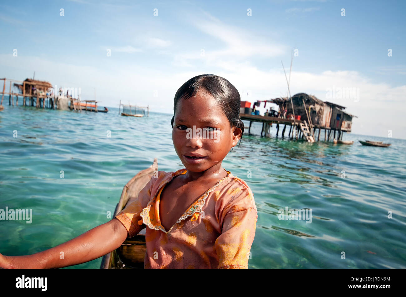 Semporna , Malaysia: 17 settembre 2011:giovane ragazza di Bajau Laut vicino stilted villaggio in Tun Sakaran Marine Park. Foto Stock