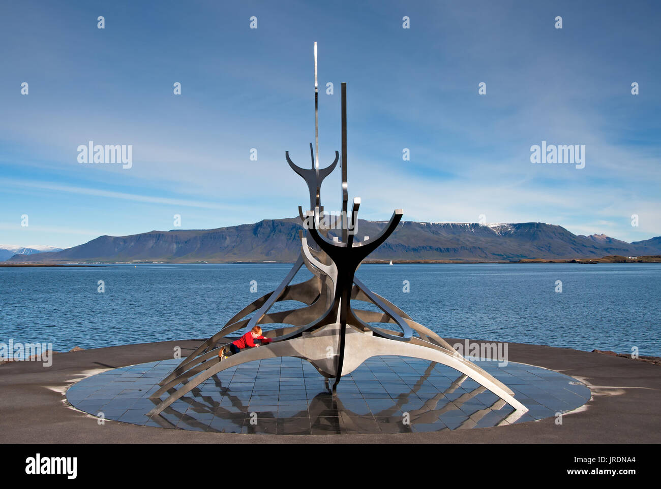 Reykjavik, Islanda - 22 Settembre 2013: Sun Voyager monumento, punto di riferimento della città di Reykjavik, progettato da Jon Gunnar Arnason. Foto Stock