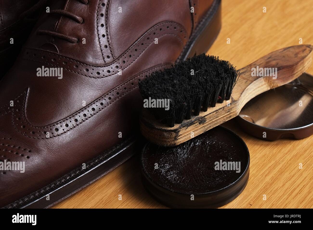 Brown uomini scarpe classic, spazzola e grasso Foto Stock