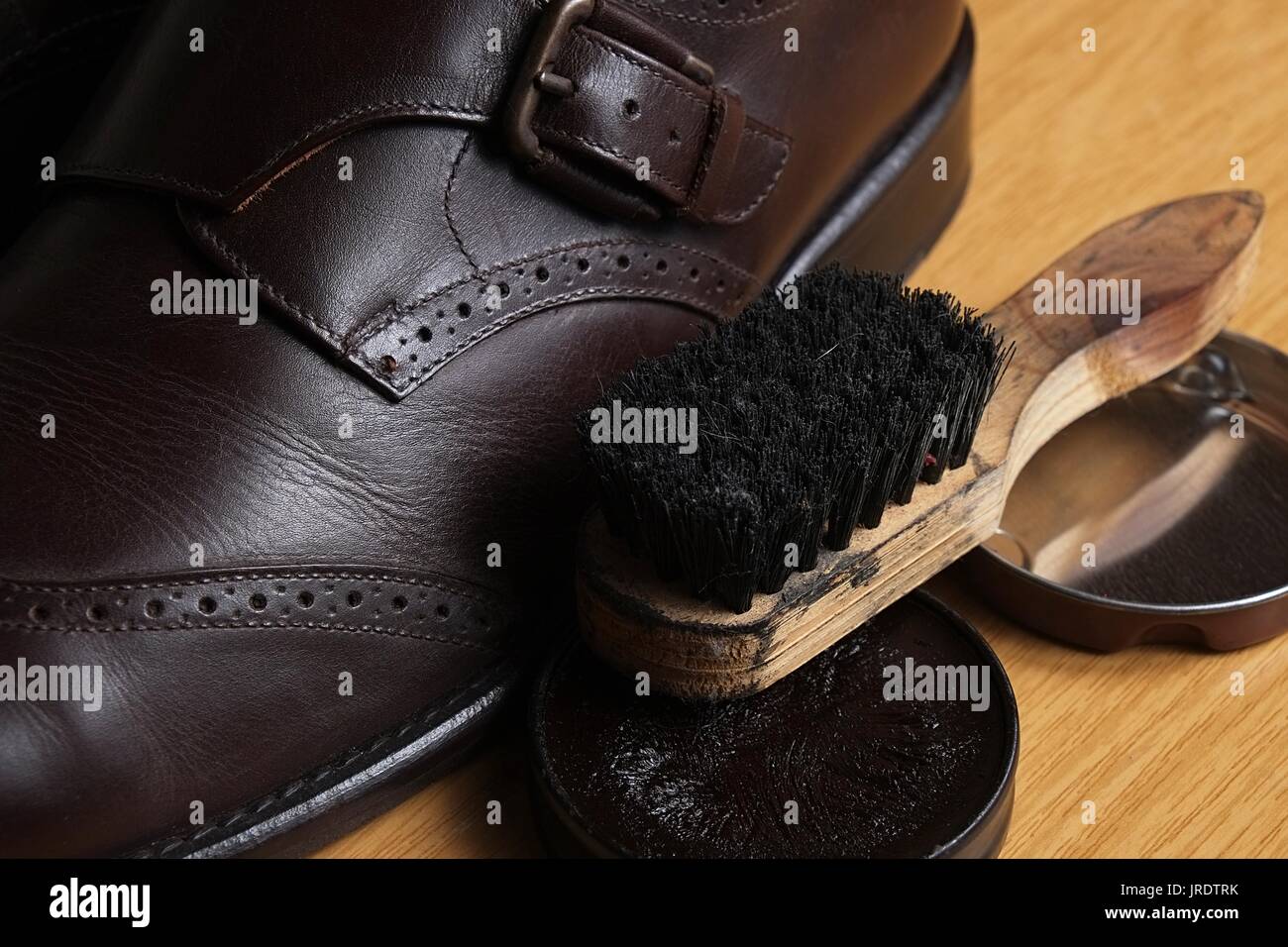 Brown uomini scarpe classic, spazzola e grasso Foto Stock