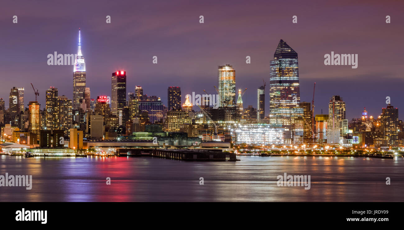 Midtown West skyline al crepuscolo con l'Empire State Building e i cantieri di Hudson sito in costruzione. Manhattan, New York City Foto Stock