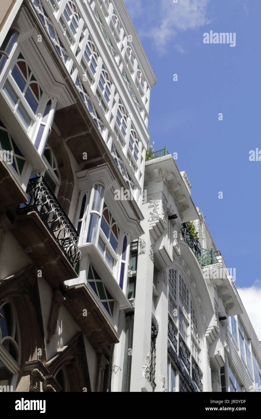 Tipico galiziano galerias, bianco racchiuso balconi in legno e vetro, nella capitale La Coruña Foto Stock