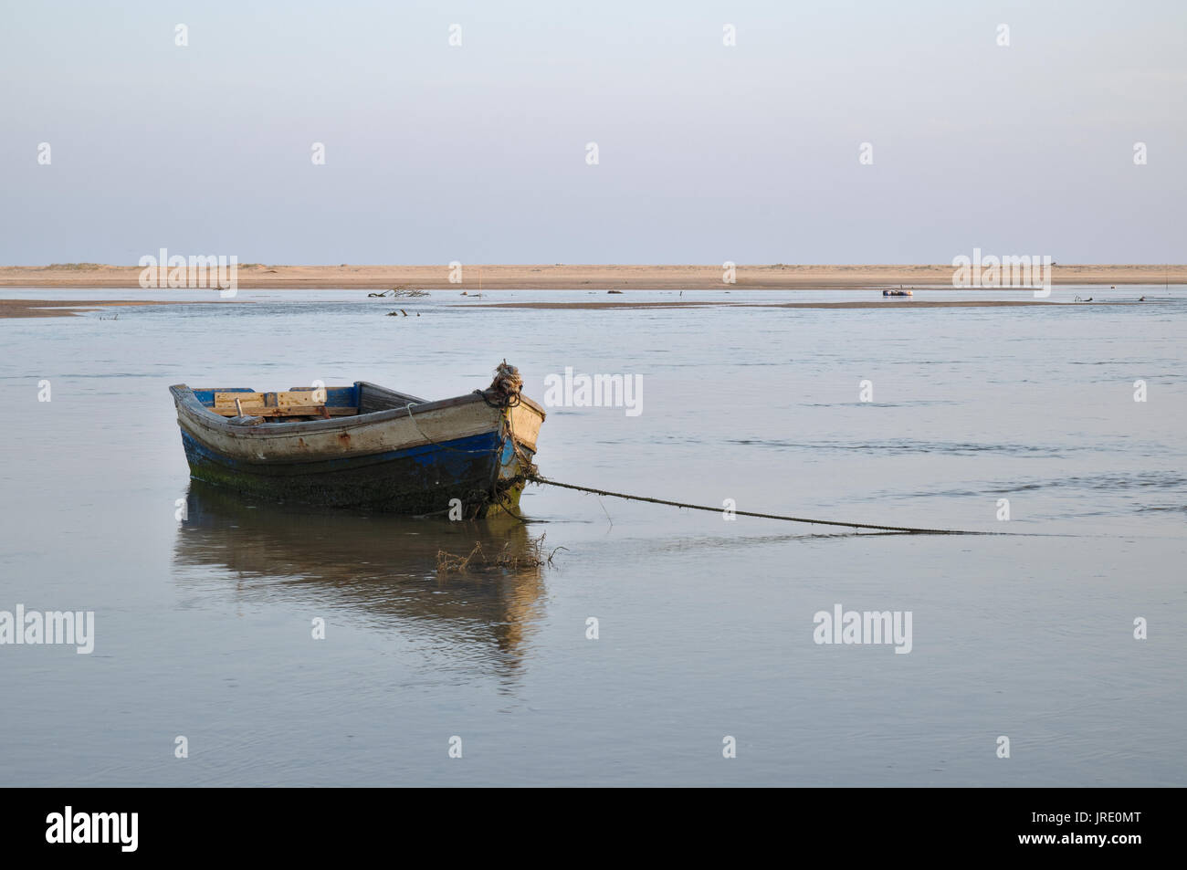 Il vecchio pesca barca in legno in Algarve, PORTOGALLO Foto Stock