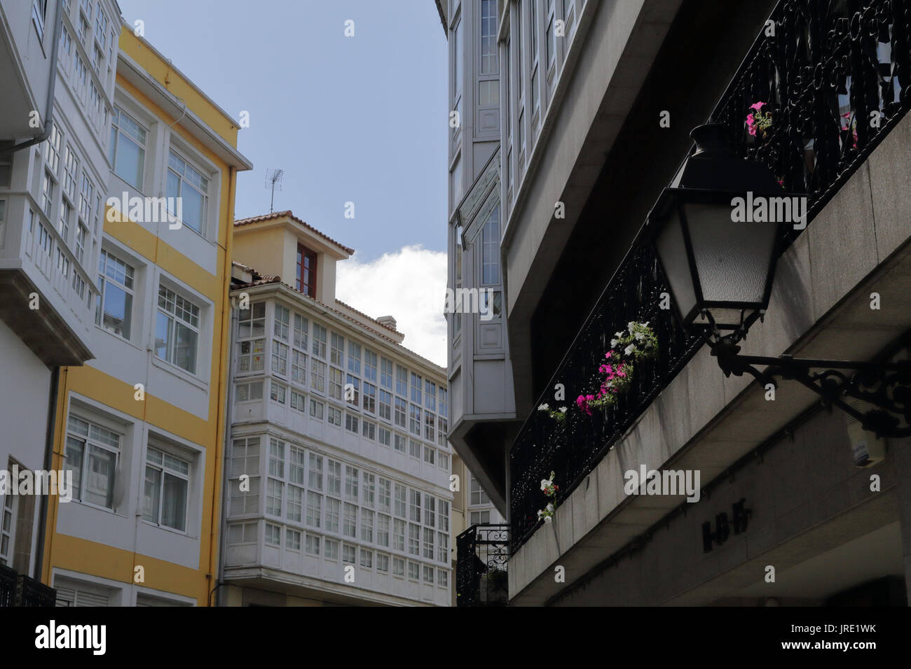 Tipico galiziano galerias, bianco racchiuso balconi in legno e vetro, nella capitale La Coruña Foto Stock