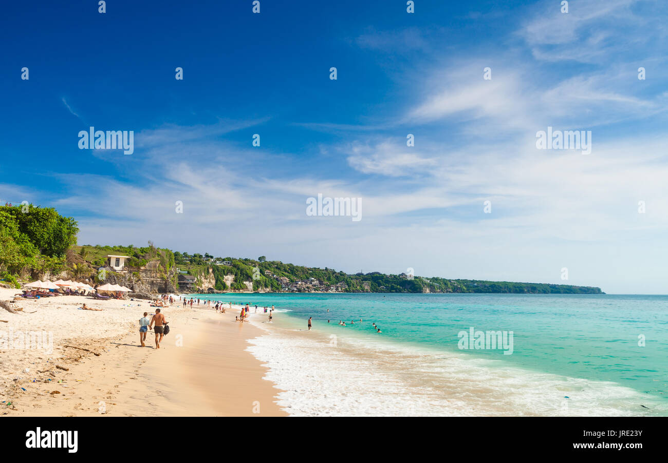 Bali seascape con enormi ondate di nascosto bellissima spiaggia di sabbia bianca. mare di Bali beach natura, outdoor indonesia isola di Bali paesaggio. vacanze estive Foto Stock