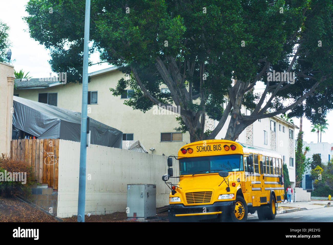 Scuola bus sul bordo della strada a Los Angeles in California Foto Stock