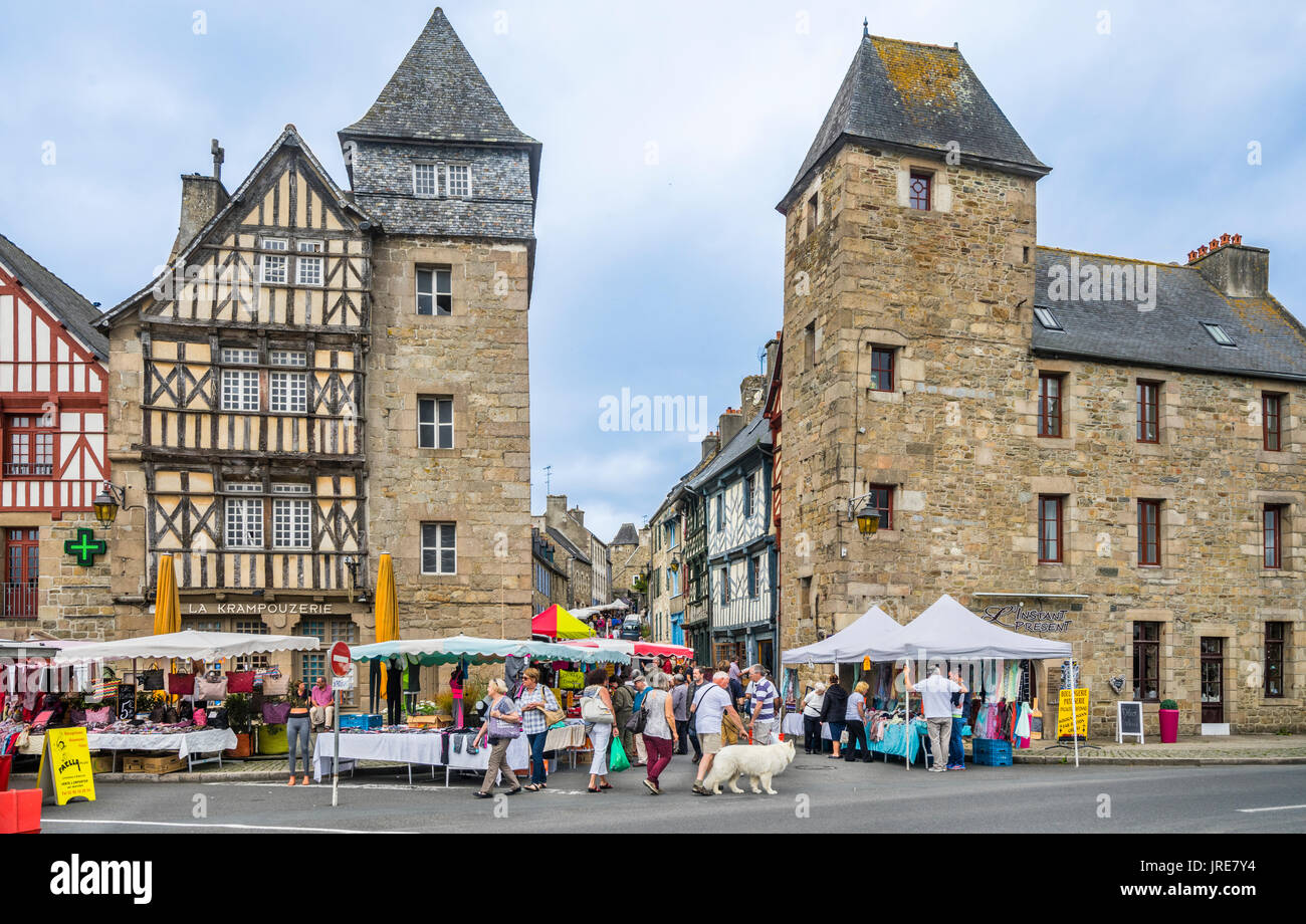 Francia, Bretagna Cotes-d'Armor department, occupato giorno di mercato a Tréguir, Foto Stock