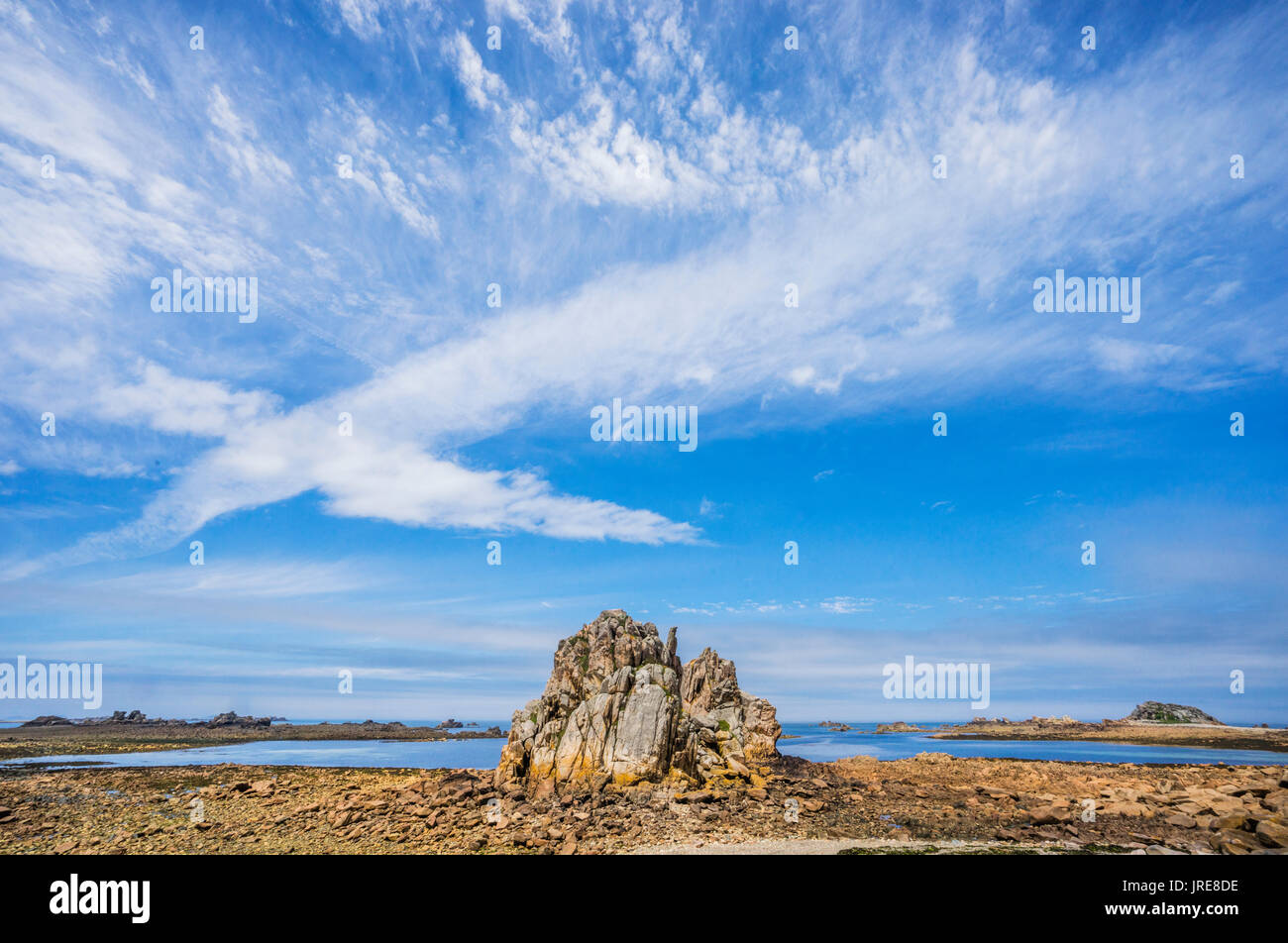 Francia, Bretagna Cotes-d'Armor dipartimento, costa rocciosa nel paesaggio costiero della Gouffre de Plougrescant sulla Côte de Granit Rose, Rosa G Foto Stock