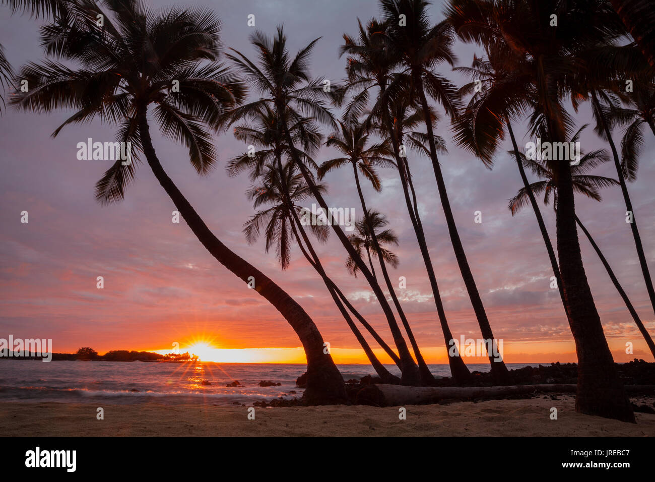 HI00455-00...Hawai'i - tramonto sull'Oceano Pacifico da Kekaha Kai State Park lungo la costa di Kona sull isola di Hawai'i. Foto Stock