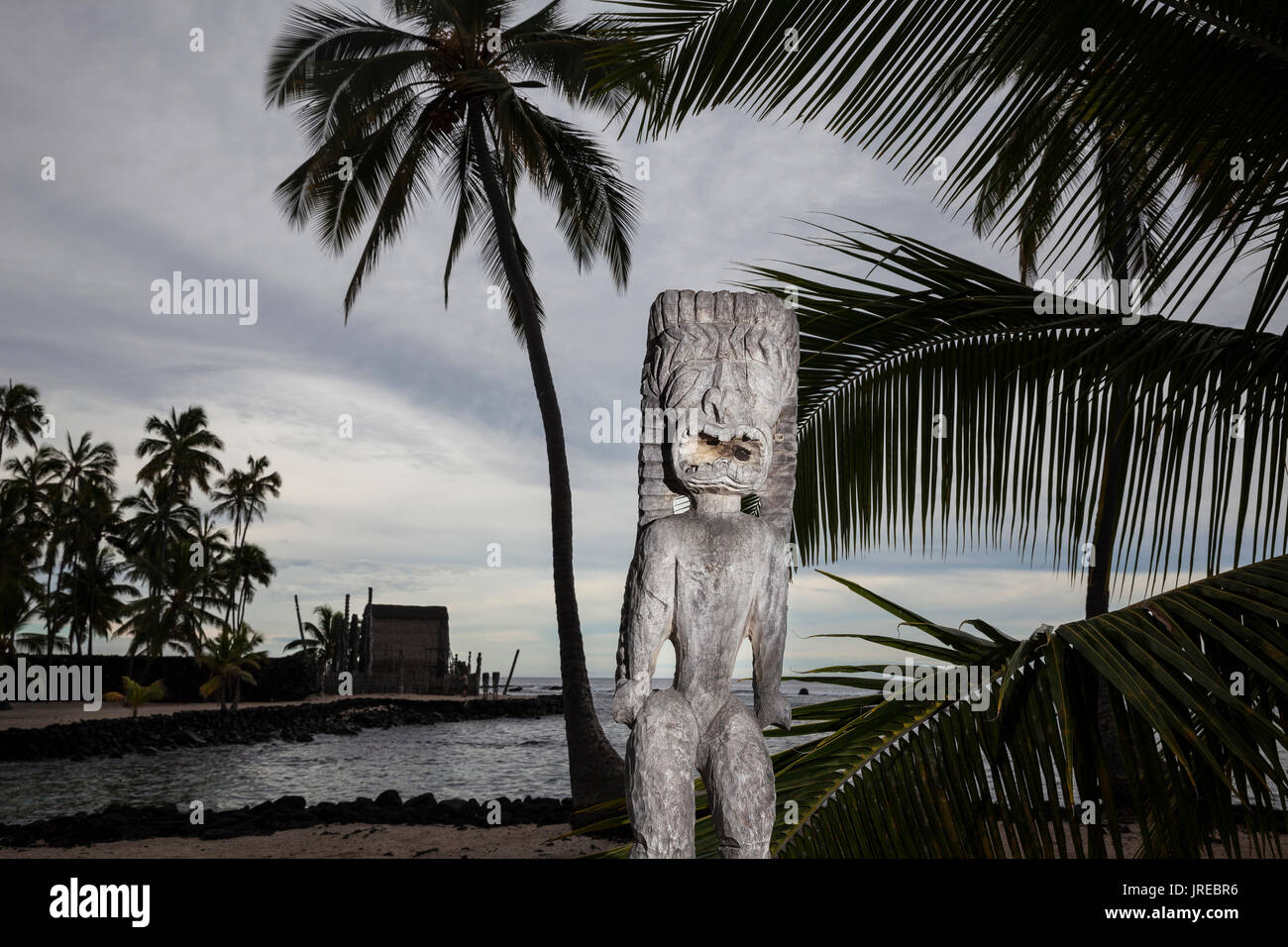 HI00474-00...Hawai'i - scolpiti in legno immagini a Pu'uhonua o Honaunau National Historic Park sull'isola delle Hawai'i Foto Stock