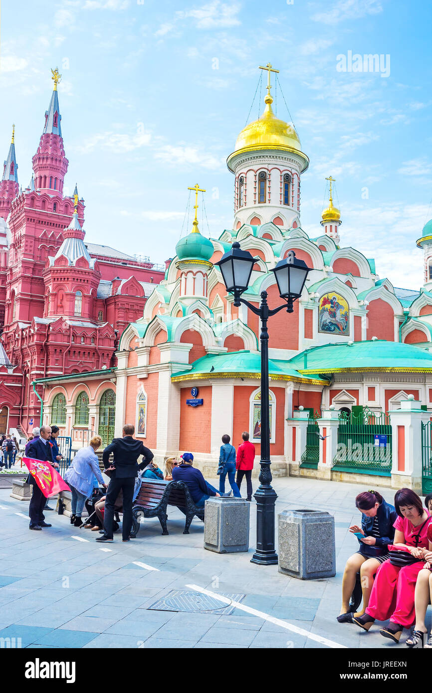 Mosca, Russia - 11 Maggio 2015: la colorata Cattedrale Kazan vicini con la Piazza Rossa di Mosca il Cremlino e il Dipartimento di Stato per Store, su 11 Maggio in Mos Foto Stock