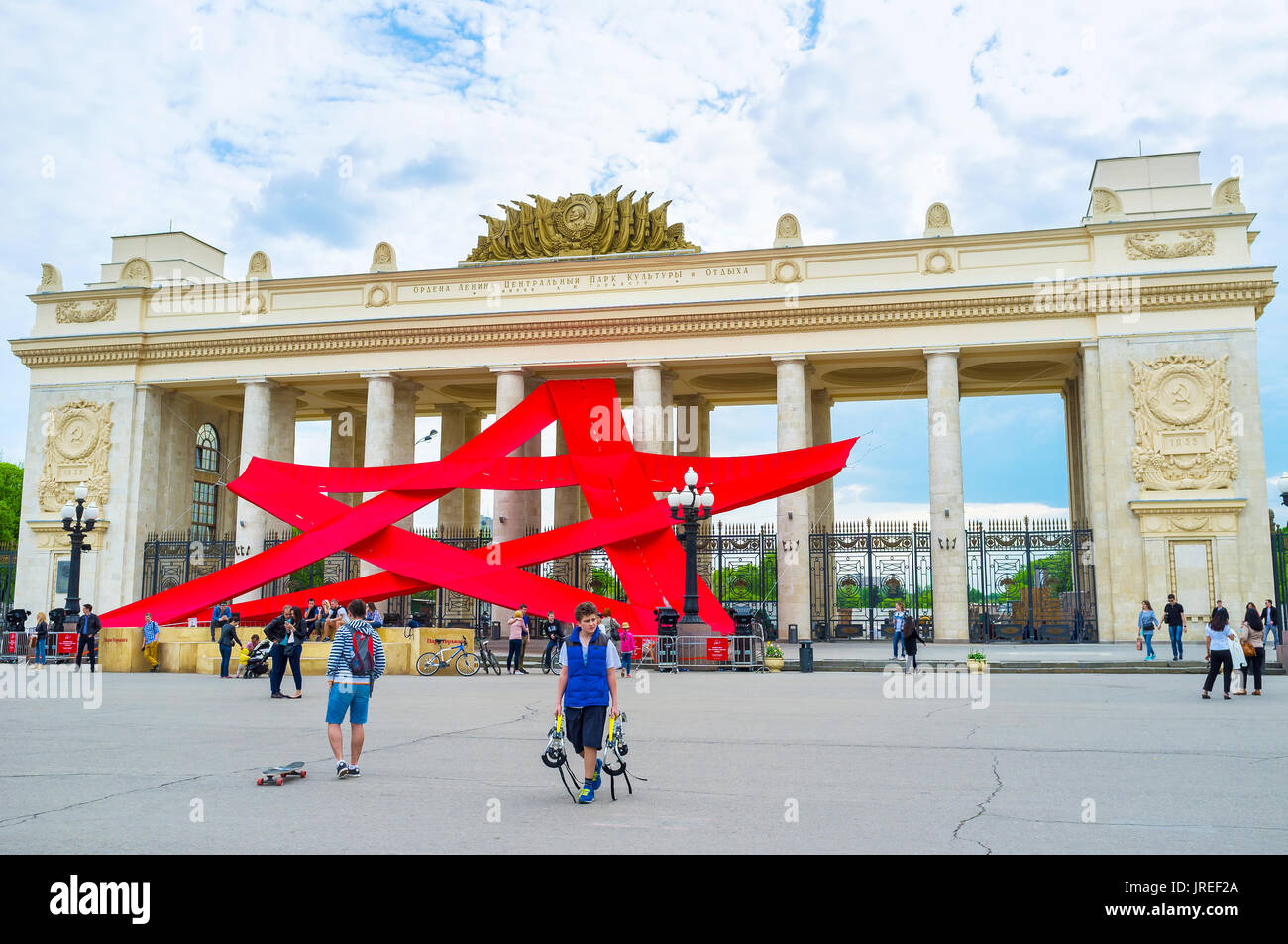 Mosca, Russia - 11 Maggio 2015: installazione con stella rossa accanto al Colonnato di ingresso principale del Gorky Park, l 11 maggio a Mosca, Russia Foto Stock