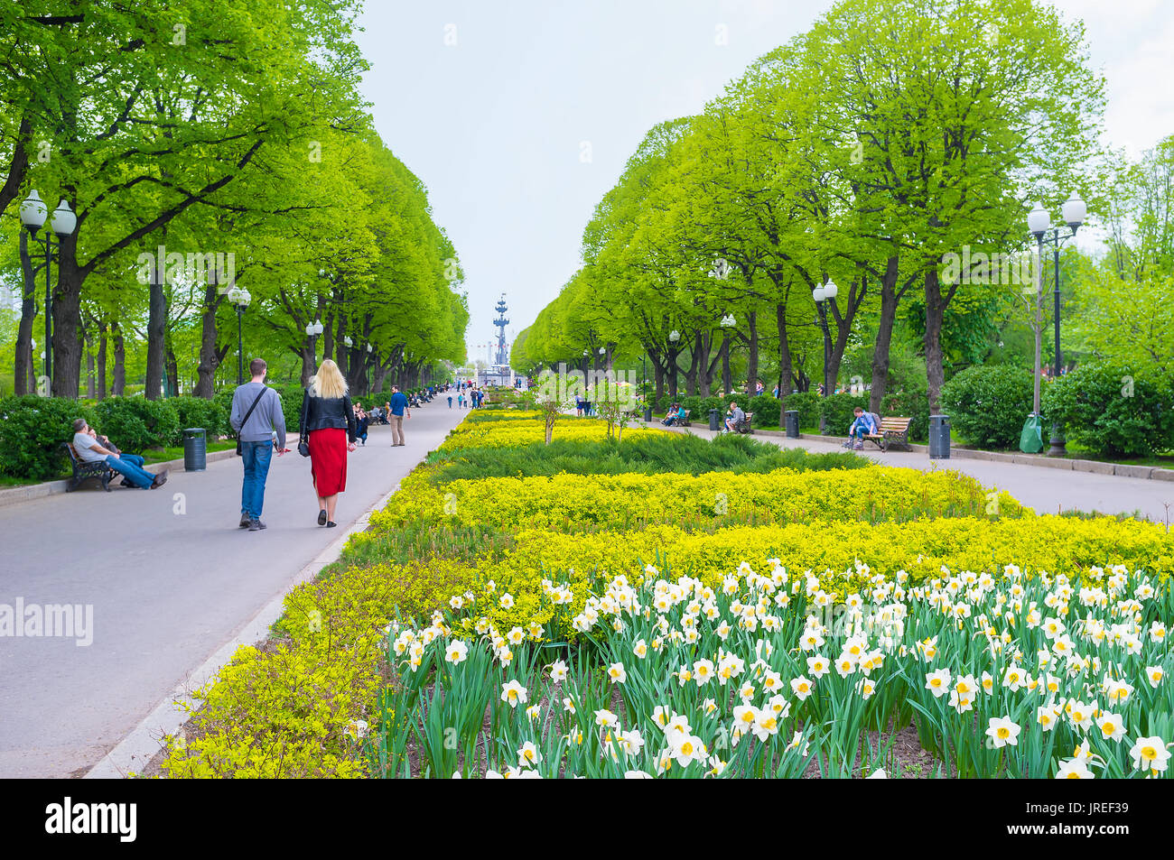 Mosca, Russia - 11 Maggio 2015: il vicolo in Gorky Park con bellissime aiuole di fiori è uno dei luoghi più popolari tra le coppie, su 11 maggio a Mosca, Foto Stock