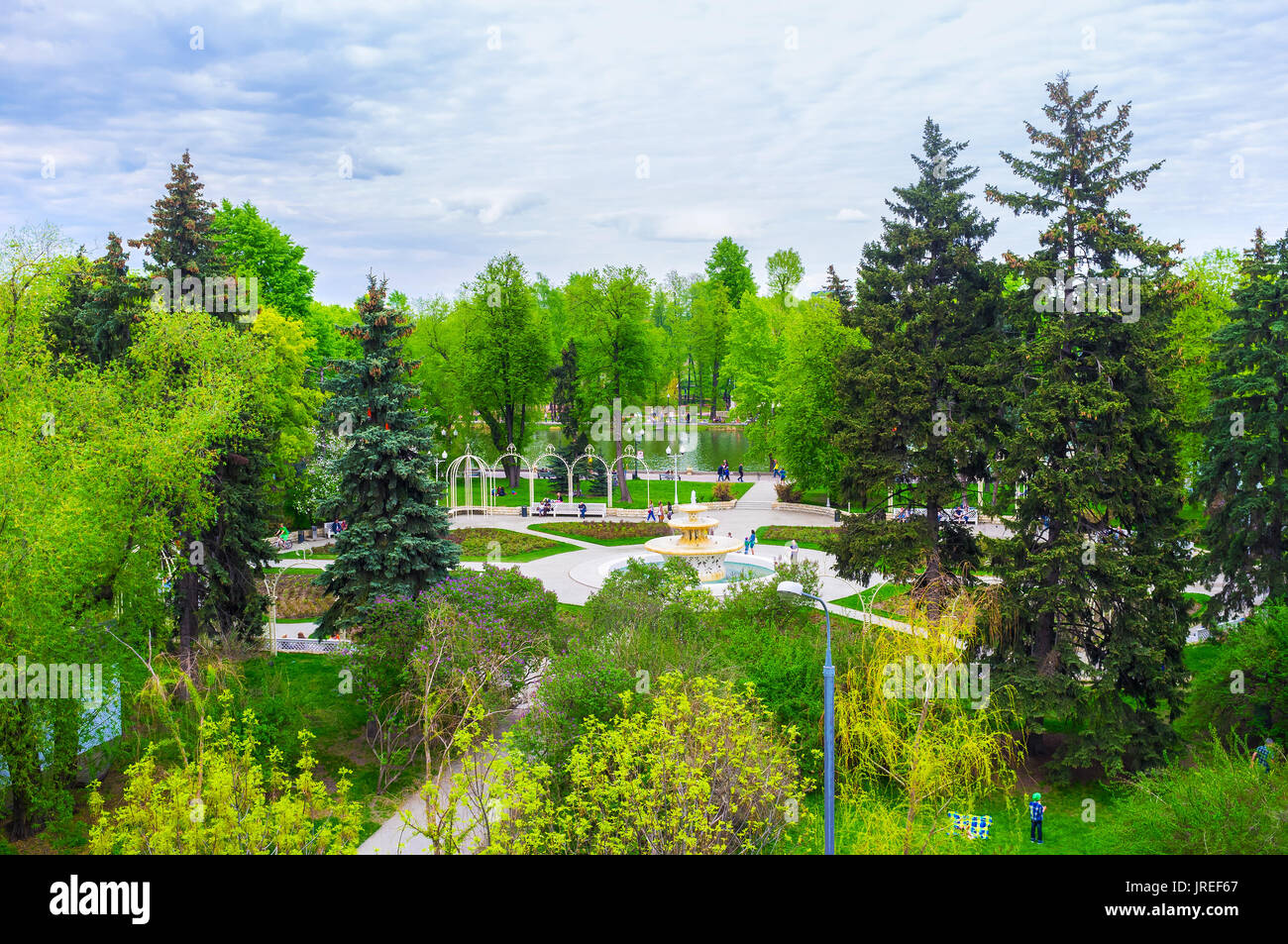 Il Gorky Park è uno dei parchi più grandi del centro di Mosca, con laghetti e panchine ombreggiate, Mosca, Russia Foto Stock