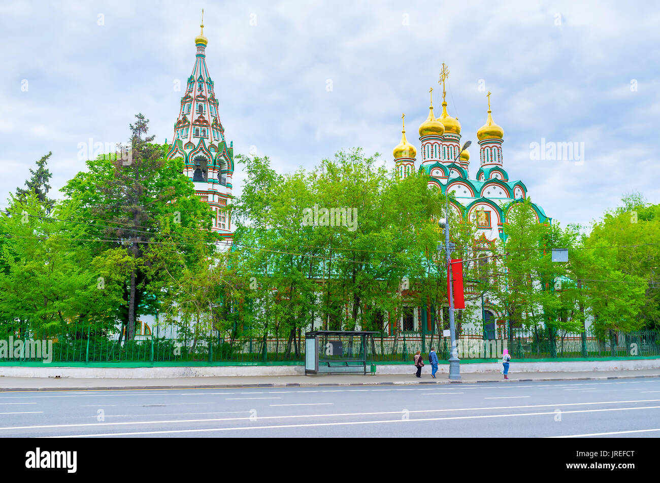 La vista sulla bellissima colorate cupole e il campanile della chiesa di San Nicola in Khamovniki, Mosca, Russia Foto Stock