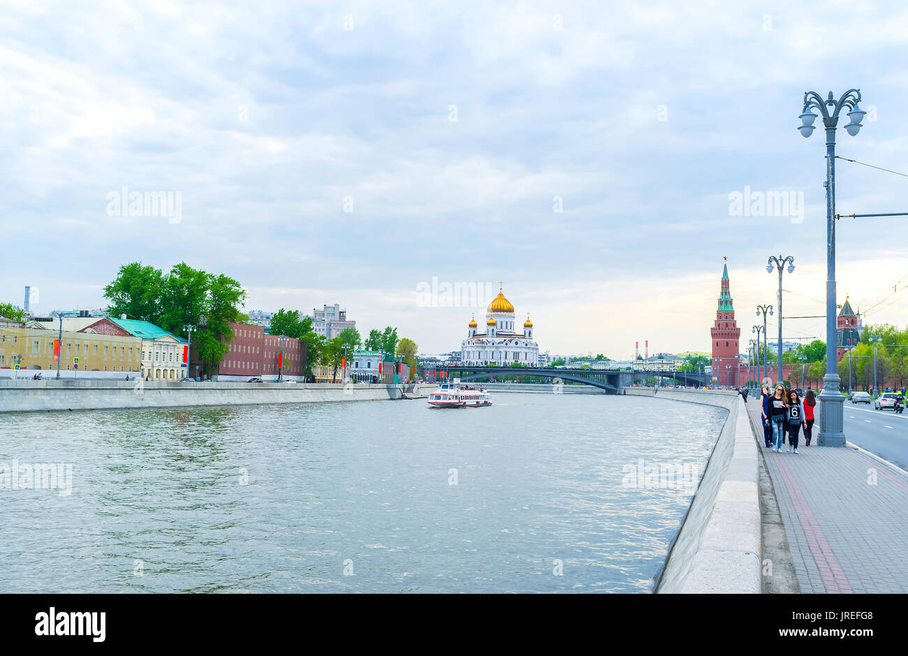 Mosca, Russia - 11 Maggio 2015: la vista sul fiume Moskva con torre Vodovzvodnaya e Cattedrale di Cristo Salvatore sullo sfondo, su 11 Maggio in M Foto Stock