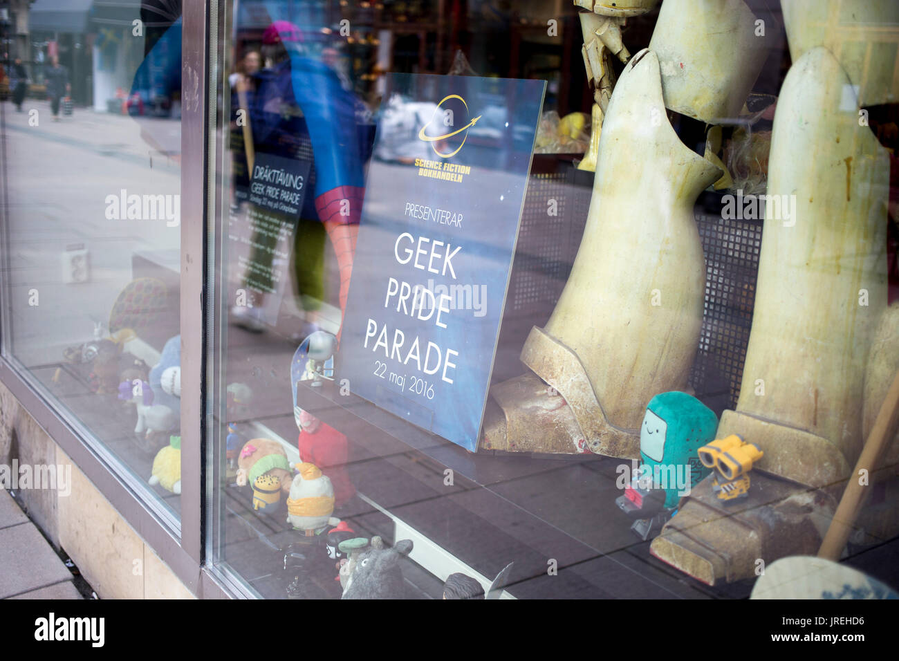 Segno pubblicità 'Geek Pride Parade' nella finestra del negozio di Göteborg. Foto Stock